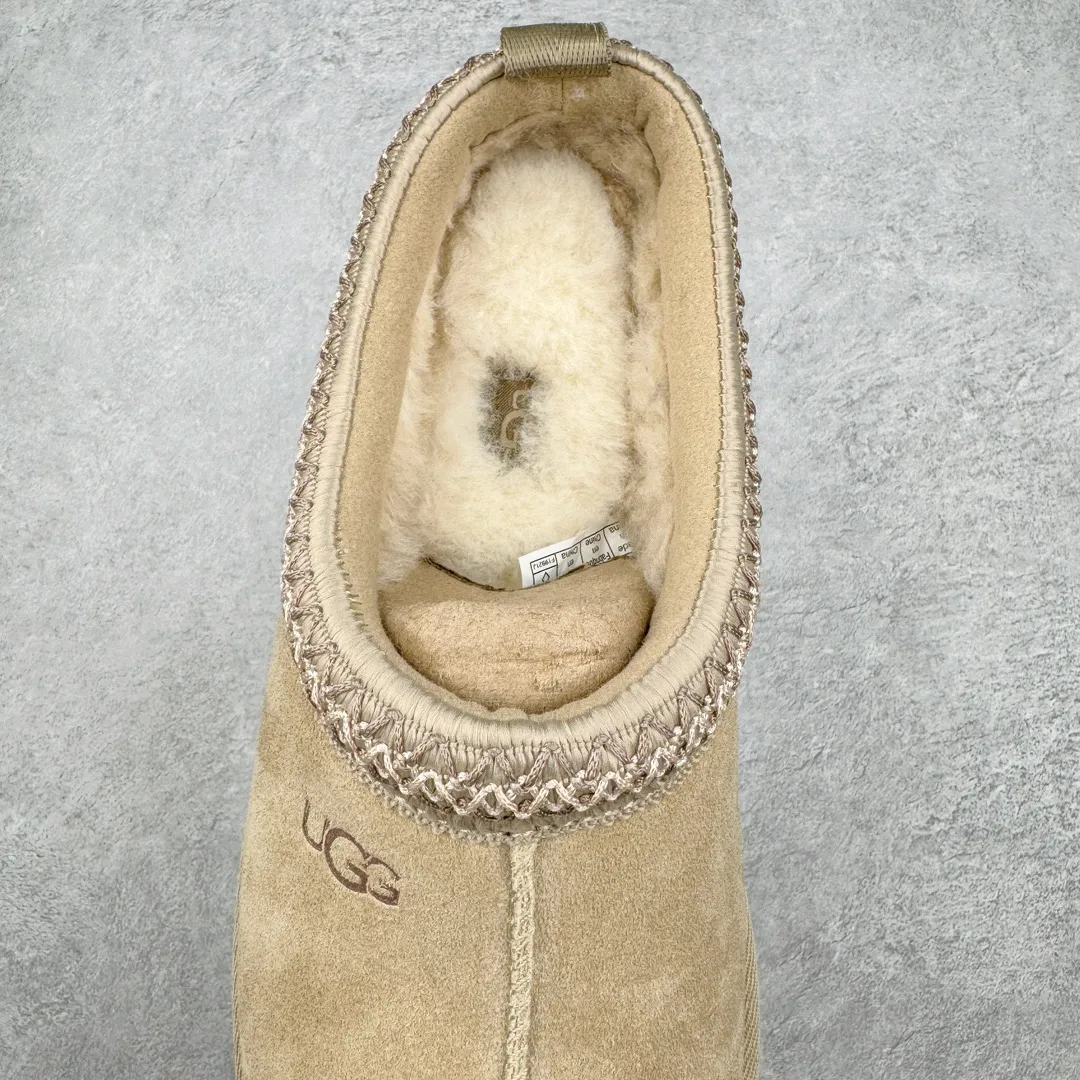 Pick up locally💰520 UGG 2553 ethnic style half-mug autumn and winter sheep fur integrated snow boots. All shoes are made from ZP. Longfeng A-grade Australian imported sheep fur integrated brand OEM production line. Fully follow the ZP process. OEM original pattern maker. Adhering to the principle of no original shoes and no development selection. Pay attention to every detail. The most authentic version on the market TREADLITE "Light Wing" technology outsole. Lightweight/durable/flexible/pile size: 35 36 37 38 39 40 Coding: by2936070
